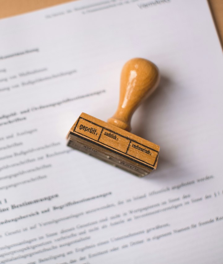 Carimbo sobre documento oficial